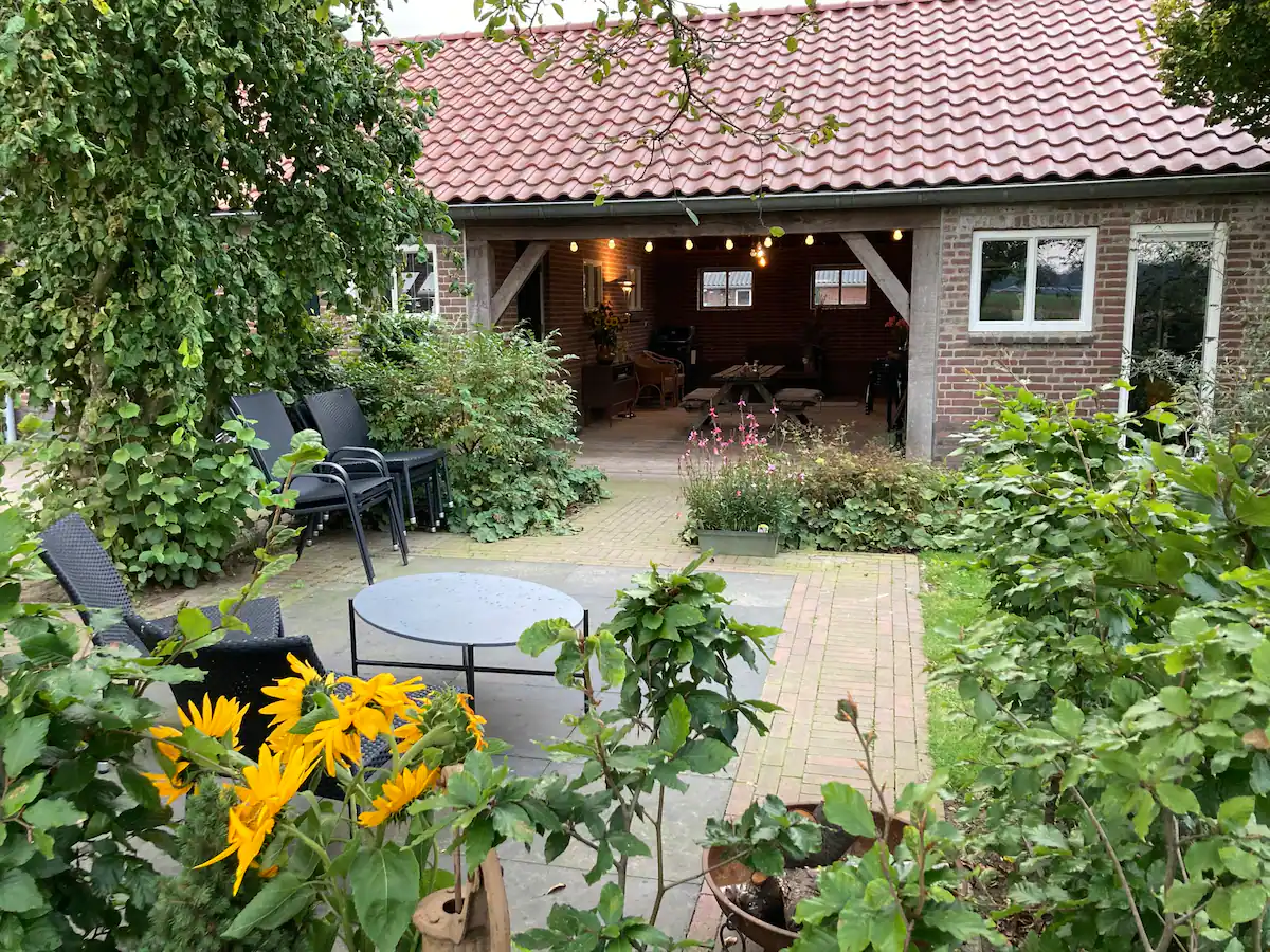 Overdekte buitenruimte en zonnige tuin van Bed & Boerderij Groenlo
